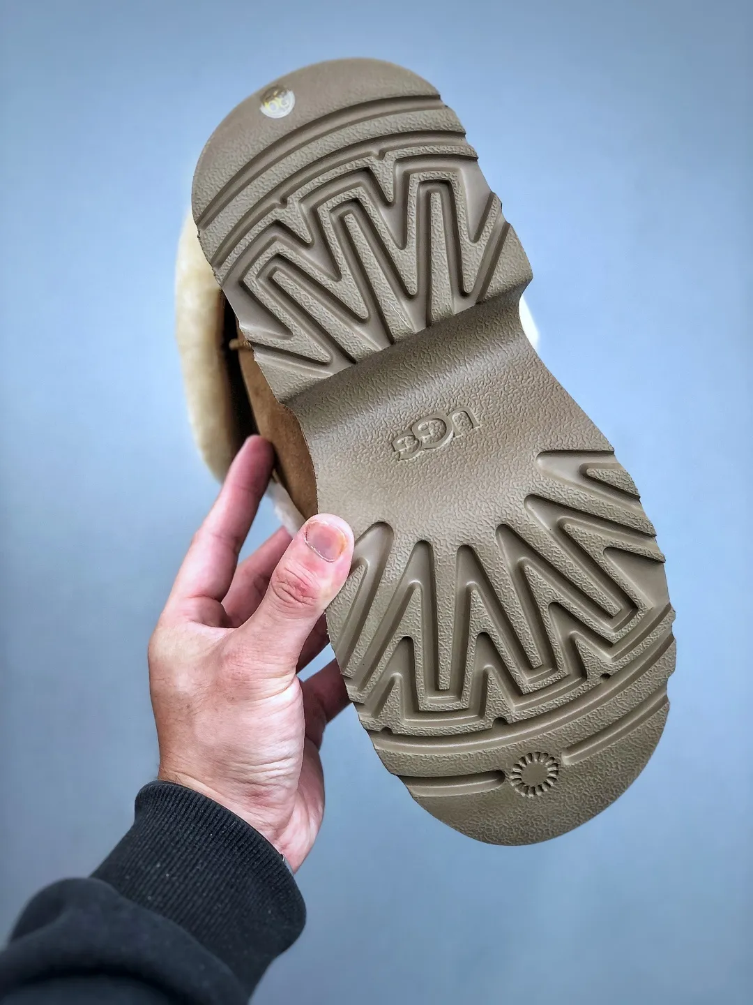Local self-pickup 💰700 supports store placement. The top version on the market. 25 new models. UGG Esme 6cm taller. Split cow leather. Fashionable and comfortable. Ankle-length snow boots. Produced by a major foreign trade factory in Guangzhou. From toe to insole, genuine sheep fur. Independent outer box packaging. Chip. Waterproof process. Different from any version on the market. Independently developed original outsole and cashmere insole to keep you warm in winter and suitable for home use. In recent years, uug has launched a style series that is partially geared towards the preferences of young consumers and has also moved to the forefront of fashion trends. Shoe body material Water-repellent coated suede upper 17 mm UGGPURE™ implanted wool insole Lightweight non-slip and comfortable rubber outsole With brand LOGO trademark Comes with a full set of packaging Size: 35-40